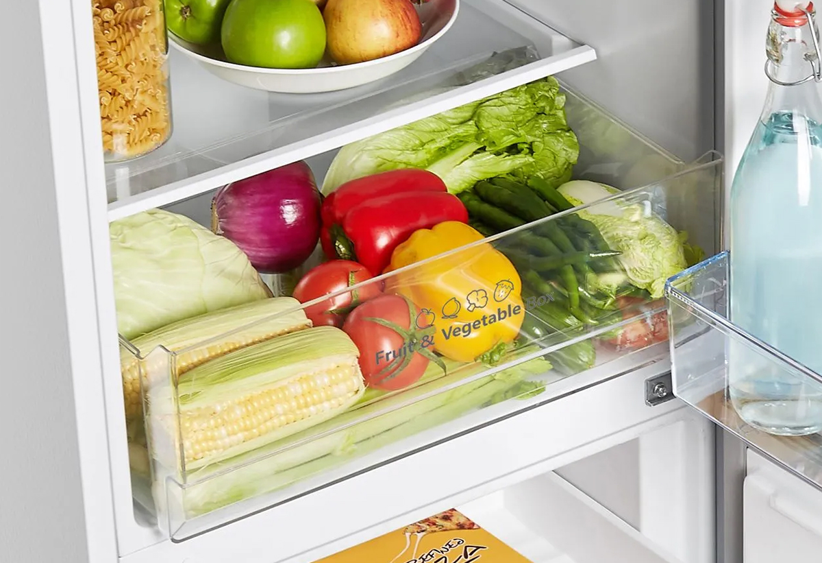 Απεικονίζεται το συρτάρι φρεσκάδας με φρούτα και λαχανικά.